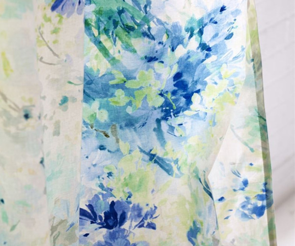 tissu d'ameublement Carmontelle coton  motif floral style aquarelle, de Designers Guild, pour  rideaux, stores et coussins, vendu par la rime des matieres offre bon plan tissu et frais de port offerts