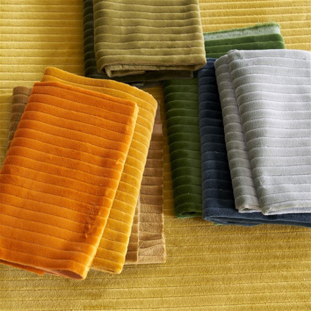 tissu Cassia Cord, velours de coton côtelé souple et doux, très résistant, de Designers Guild, tissu vendu par la rime des matieres offre bon plan et frais de port offerts