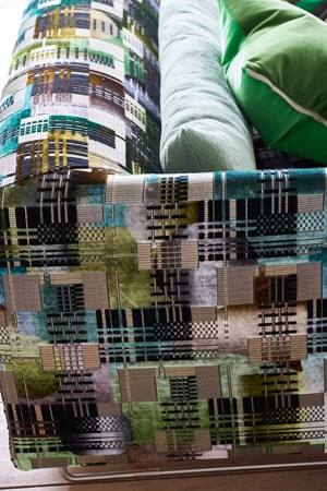 Chandigarh tissu ameublement velours imprimé graphique design pour fauteuil, canapé et rideaux, de designers guild vendu par la rime des matieres