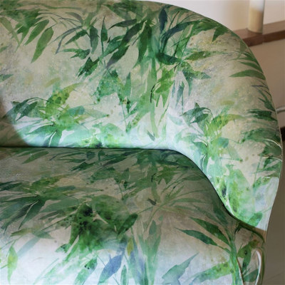 Canapé tissu jardin chinois  motif végétal bambou de Designers Guild, tissu vendu par la rime des matieres offre bon plan tissu et frais de port offerts