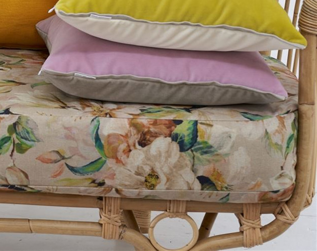 tissu d'ameublement Jardin Botaniquede Designers Guild, lin mélangé lavable  motif floral roses et camélias, pour chaise, fauteuil, canapé, rideau, stores et coussins, vendu par la rime des matieres offre bon plan tissu et frais de port offerts