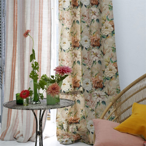 tissu d'ameublement Jardin Botaniquede Designers Guild, lin mélangé lavable  motif floral roses et camélias, pour chaise, fauteuil, canapé, rideau, stores et coussins, vendu par la rime des matieres offre bon plan tissu et frais de port offerts