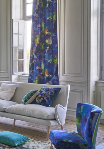 Fauteuil et rideau tissu ameublement Sansui, velours imprimé floral aquarelle de Designers Guild, vendu par la rime des matieres, bon plan tissu