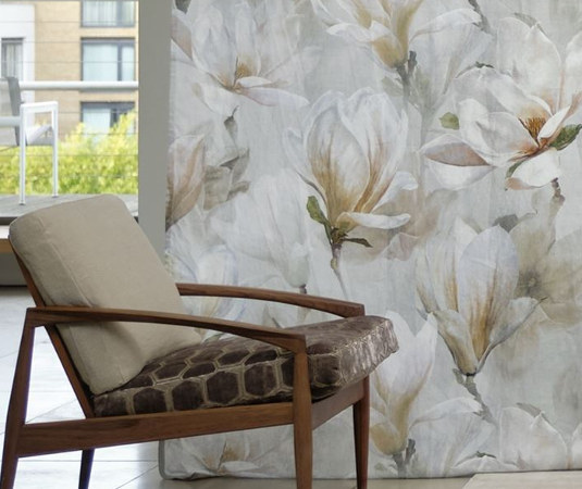 tissu d'ameublement Yulan, lin motif floral magnolia style aquarelle, de Designers Guild, pour rideau, stores et coussins, vendu par la rime des matieres offre bon plan tissu et frais de port offerts