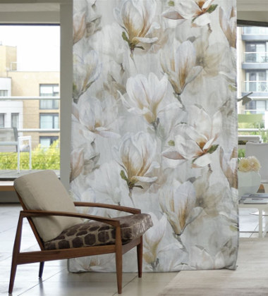tissu d'ameublement Yulan, lin motif floral magnolia style aquarelle, de Designers Guild, pour rideau, stores et coussins, vendu par la rime des matieres offre bon plan tissu et frais de port offerts