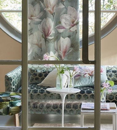 tissu d'ameublement Yulan, lin motif floral magnolia style aquarelle, de Designers Guild, pour rideau, stores et coussins, vendu par la rime des matieres offre bon plan tissu et frais de port offerts