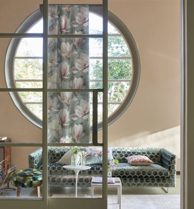 tissu d'ameublement Yulan, lin motif floral magnolia style aquarelle, de Designers Guild, pour rideau, stores et coussins, vendu par la rime des matieres offre bon plan tissu et frais de port offerts