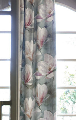 tissu d'ameublement Yulan, lin motif floral magnolia style aquarelle, de Designers Guild, pour rideau, stores et coussins, vendu par la rime des matieres offre bon plan tissu et frais de port offerts