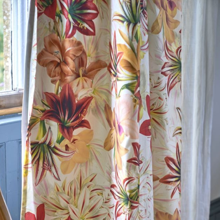Amaryllis tissu ameublement non feu imprimé floral style vintage pour rideaux, jetés de lit, fauteuil et canapé, de designers guild john derian vendu par la rime des matieres bon plan tissu