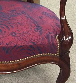 fauteuil louis philippe tissu komodo tatouage de jp Gaultier pour Lelièvre vendu par la rime des matieres