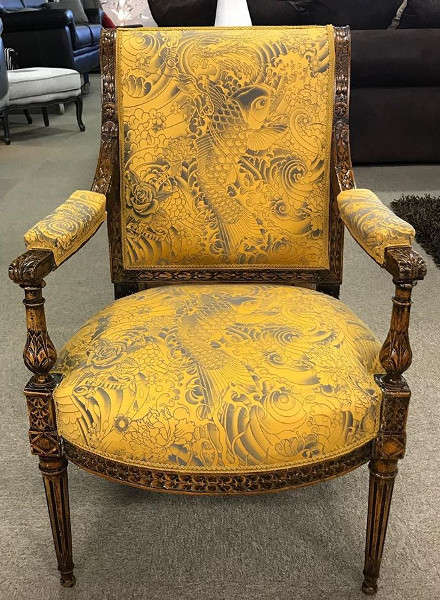 fauteuil louis XVI tissu komodo tatouage de jp Gaultier pour Lelièvre vendu par la rime des matieres