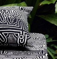 Labyrinthe tissu ameublement outdoor spécial extérieur design graphique noir et blanc de Jean Paul Gaultier, pour chaise, fauteuil, canapé et rideaux, vendu par la rime des matieres, bon plan tissu et frais de port offerts