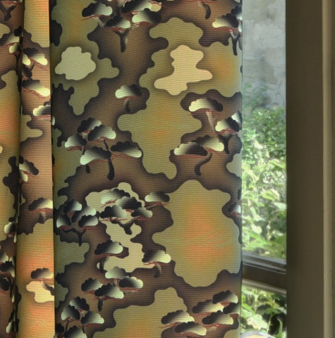 Mesai tissu ameublement intérieur et extérieur, motif poétique style camouflage, de Jean Paul Gaultier, pour mobilier de jardin, bord de piscine, transat, nautisme, rideaux, fauteuil et canapé, vendu par la rime des matieres