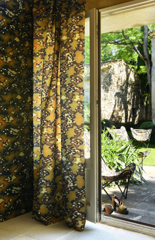 Mesai tissu ameublement intérieur et extérieur, motif poétique style camouflage, de Jean Paul Gaultier, pour mobilier de jardin, bord de piscine, transat, nautisme, rideaux, fauteuil et canapé, vendu par la rime des matieres