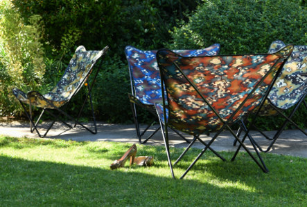 Mesai tissu ameublement intérieur et extérieur, motif poétique style camouflage, de Jean Paul Gaultier, pour mobilier de jardin, bord de piscine, transat, nautisme, rideaux, fauteuil et canapé, vendu par la rime des matieres