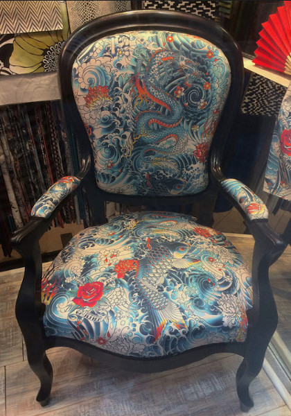 tissu rock de Jean Paul Gaultier pour fauteuil louis philippe