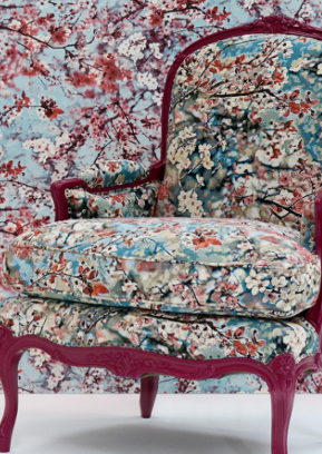 Sakura imprimé floral sur fond satiné de Jean Paul Gaultier pour fauteuil, canapé, rideau et coussins, vendu par la rime des matieres