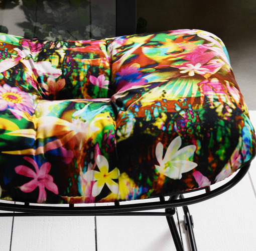 Tahitienne tissu d'ameublement lavable et écoresponsable de Jean-Paul Gaultier, motif floral et portrait coloré luxuriant, tissu vendu par la rime des matieres, frais de port offert
