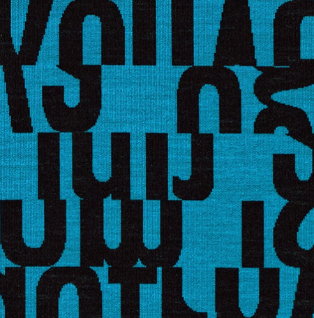 Letters tissu ameublement  motif graphique design lettres coupées style Art Déco, de Kvadrat pour chaise, fauteuil, canapé et coussins, vendu par la rime des matieres, bon plan tissu - procédé de fabrication respectueux de l'environnement. 