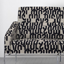 Canapé sofa et tissu Letters, motif graphique design lettres coupées style Art Déco, de Kvadrat, vendu par la rime des matieres, bon plan tissu - procédé de fabrication respectueux de l'environnement.