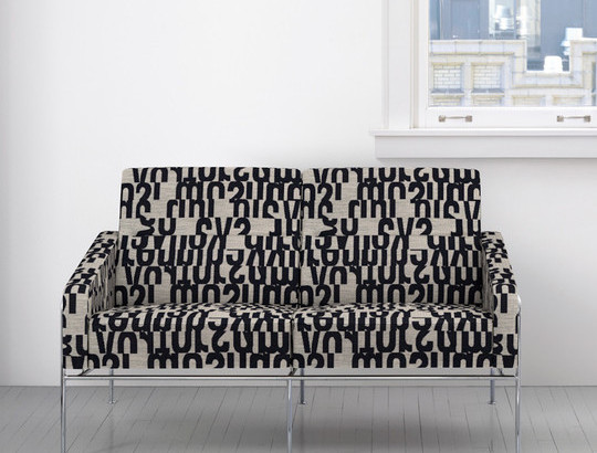 Canapé sofa et tissu Letters,  motif graphique design lettres coupées style Art Déco, de Kvadrat, vendu par la rime des matieres, bon plan tissu - procédé de fabrication respectueux de l'environnement. 