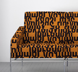 Canapé sofa et tissu Letters,  motif graphique design lettres coupées style Art Déco, de Kvadrat, vendu par la rime des matieres, bon plan tissu - procédé de fabrication respectueux de l'environnement. 
