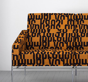 Canapé sofa et tissu Letters, motif graphique design lettres coupées style Art Déco, de Kvadrat, vendu par la rime des matieres, bon plan tissu - procédé de fabrication respectueux de l'environnement.