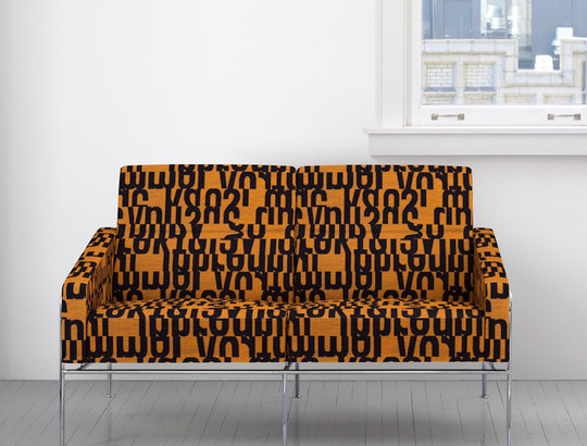 Canapé sofa et tissu Letters,  motif graphique design lettres coupées style Art Déco, de Kvadrat, vendu par la rime des matieres, bon plan tissu - procédé de fabrication respectueux de l'environnement. 