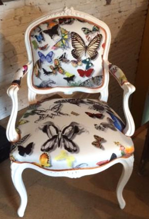 tissu butterfly parade christian lacroix pour fauteuil louis 15 vendu par la rime des matieres