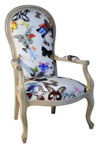 Fauteuil Voltaire et tissu papillons Butterfly Parade de Christian Lacroix, vendu par la rime des matieres, bon plan tissu