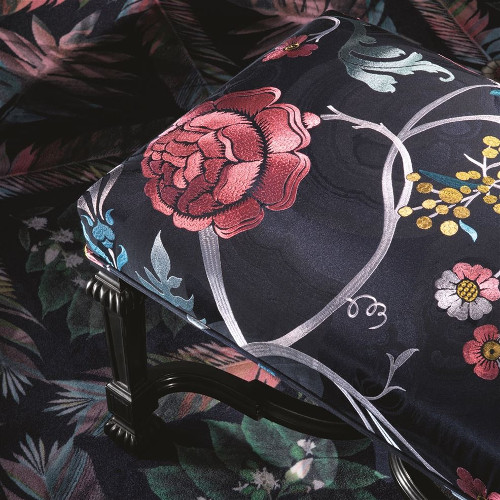Darius Garden tissu ameublement de Christian Lacroix,  lin mélangé motif floral avec broderies de roses sur fond agate noire, pour  rideaux, stores et coussins, vendu par la rime des matieres, bon plan tissu et frais de port offerts
