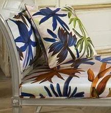 Guatiza tissu d'ameublement satin de coton lavable de Christian Lacroix, design floral stylisé grande échelle, pour chaise, fauteuil, canapé, coussin et rideaux, vendu par la rime des matieres bon plan tissu et frais de port offerts