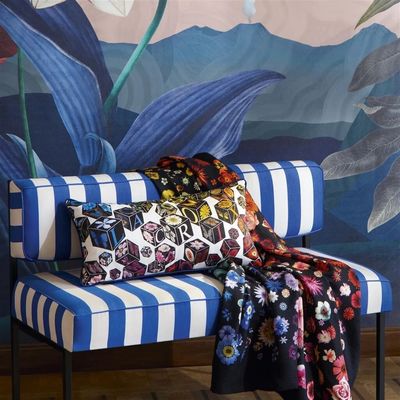 Jardin des Hespérides tissu ameublement luxueux velours de coton de Christian Lacroix,  motif petites fleurs muticolores raffinées, pour  chaise, fauteuil, canapé, plaid, rideaux, stores et coussins, vendu par la rime des matieres, bon plan tissu et frais de port offerts