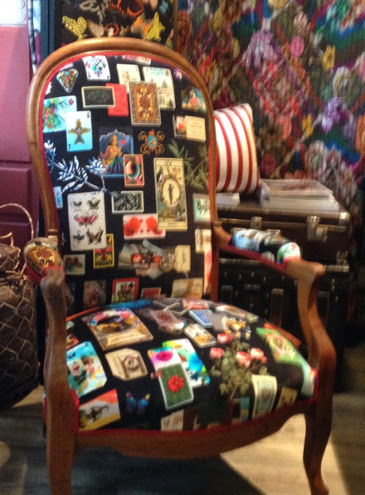 maison de jeu tissu velours imprimé de christian lacroix pour fauteuil Voltaire vendu par la rime des matieres bon plan tissu