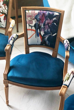 Fauteuil Louis VXI Jacob et tissu Orchids Fantasia de Christian Lacroix, tissu vendu par la rime des matieres, bon plan tissu et frais de port offerts