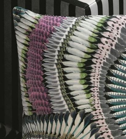 Prête moi ta plume, tissu ameublement lavable, de Christian Lacroix, motif tourbillons de plumes colorées, pour chaise, fauteuil, canapé, coussins et rideaux, vendu par la rime des matieres, bon plan tissu et frais de port offerts