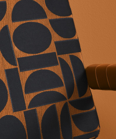 Fauteuil et tissu Fjord de Lelièvre, motif géométrique bicolore esprit rétro scandinave, tissu vendu par la rime des matieres, bon plan et frais de port offerts