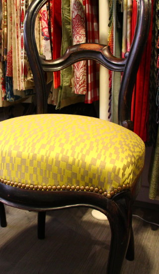 chaise napoléon 3 tissu imprimé lavable souk lelièvre vendu par la rime des matieres
