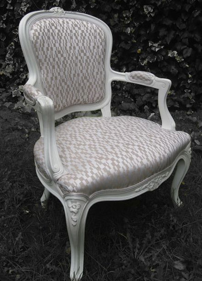 fauteuil louis XV tissu imprimé lavable souk lelièvre vendu par la rime des matieres