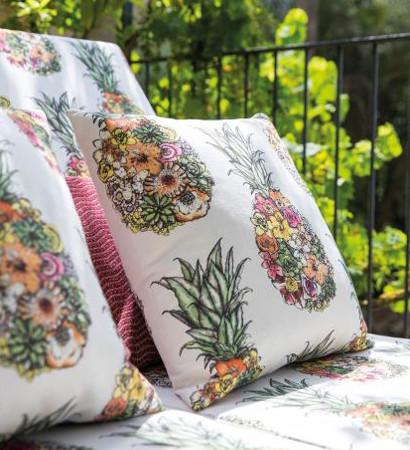 Ananas tissu ameublement lin mlang imprim ananas fleuris styliss design pou chaise, fauteuil, canap, rideaux, nappe et coussin, de Matthew Williamson pour Osborne & Little, vendu par la rime des matieres, bon plan tissu ameublement