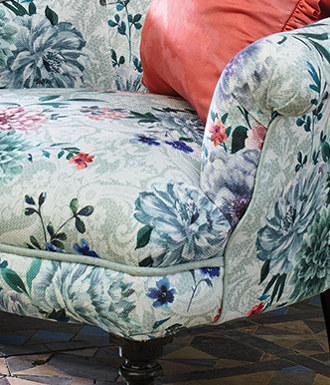 Duchess Garden tissu ameublement design floral  pour chaise, fauteuil, canapé, rideaux et coussin, de Matthew Williamson pour Osborne & Little, vendu par la rime des matieres, bon plan tissu ameublement