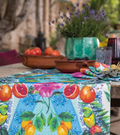 Talavera tissu ameublement coton lavable motif fleurs et fruits styilisés design pou chaise, fauteuil, canapé, rideaux, nappe et coussin, de Matthew Williamson pour Osborne & Little, vendu par la rime des matieres, bon plan tissu ameublement