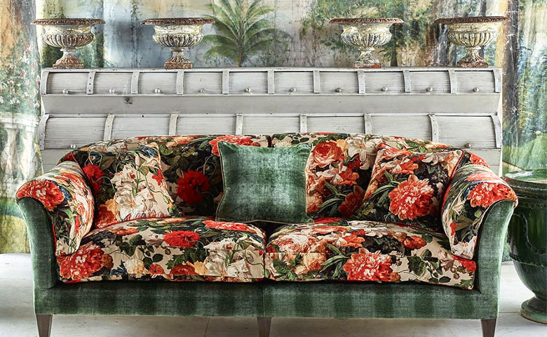 canapé tissu Floral Pompadour Velours, motif floral riche,  de Mulberry Home, vendu par la rime des matieres, bon plan tissu et frais de port offerts