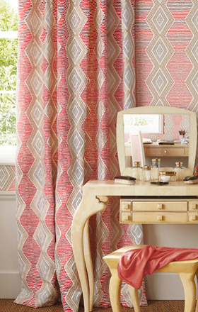 Belle Ile tissu ameublement imprimé diamants design pour rideaux et stores, de Nina Campbell vendu par la rime des matieres, bon plan tissu