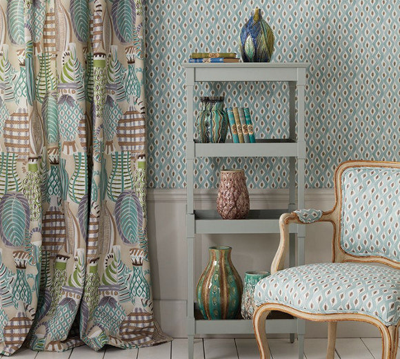 Collioure tissu ameublement imrpimé pots colorés design pour fauteuil, canapé et rideaux, de Nina Campbell vendu par la rime des matieres