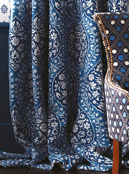 Marguerite tissu ameublement imprimé médaillon végétal design pour fauteuil, canapé, rideaux et stores, de Nina Campbell vendu par la rime des matieres, bon plan tissu