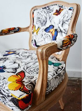 butterfly garden fauteuil louis XV tissu ameublement imprimé lavable pour fauteuil canapé extérieur bord de piscine osborne & little vendu par la rime des matieres
