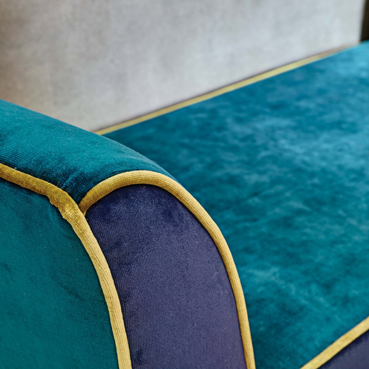 Facade tissu velours uni pour fauteuil et canapé de Osborne & Little vendu par la rime des matieres bon plan tissu