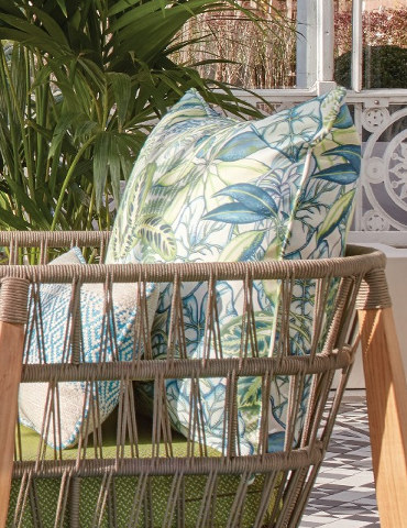 Hothouse tissu ameublement outdoor spécial extérieur, motif végétal luxuriant,  pour fauteuil canapé coussins mobilier de jardin et bord de pisicne, nautisme, de osborne & little vendu par la rime des matieres, bon plan tissu et frais de port offerts