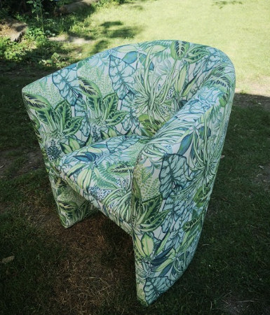 Fauteuil tonneau et tissu Hothouse motif végétal luxuriant, tissu vendu par la rime des matieres, bon plan tissu et frais de port offerts